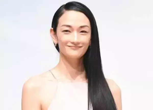 腰の位置高っ！「どんどんかっこよく♥」第2子出産の冨永愛の長男21歳　189cm母そっくり小顔でランウェー「めっちゃかっこいい！」