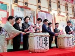 染五郎「おめでたい方がいっぱい」に元乃木坂・能條愛未と婚約の橋之助は笑顔で一礼　「新春浅草歌舞伎」鏡開き