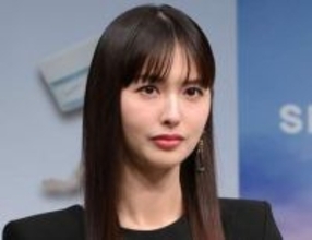 嘘っ！絶対に40歳に見えないカリスマモデル　足の指先まで美しい　長すぎる足にサンダルが衝撃「まじ綺麗」「若い！」「やっと時代が追いついた」　今年13歳の娘いるのが