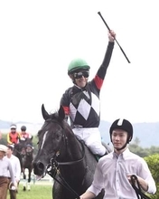 ええっ！？「やっぱデカい」「可愛すぎる♥」競馬場に降臨の美女タレントに騒然、実は176cm　浴衣姿が芝に映える
