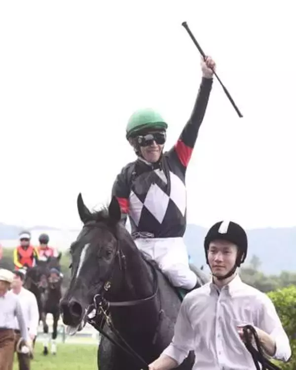 ええっ！？「やっぱデカい」「可愛すぎる♥」競馬場に降臨の美女タレントに騒然、実は176cm　浴衣姿が芝に映える
