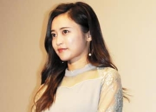 小島瑠璃子「何枚目がお好みですか」金髪姿の笑顔ショット「気の置けない友人と久しぶりにランチ」