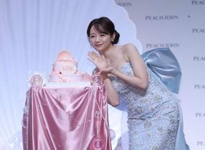 森香澄が巨大リボンのマーメイドドレスで登場　「プリンセスになったかのような」笑顔はじける