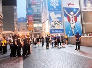 大阪市・戎橋には日本、ブラジル両国のサポーター100人集結　警察官が異例警告「橋の上でサッカーはやめてください！」
