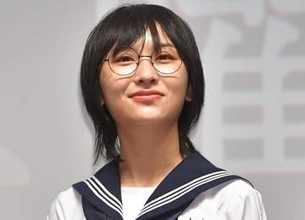 新しい学校のリーダーズ・SUZUKAが丸刈りに！？海外旅行ショットに騒然「進撃の巨人みたい」「カオスすぎ」