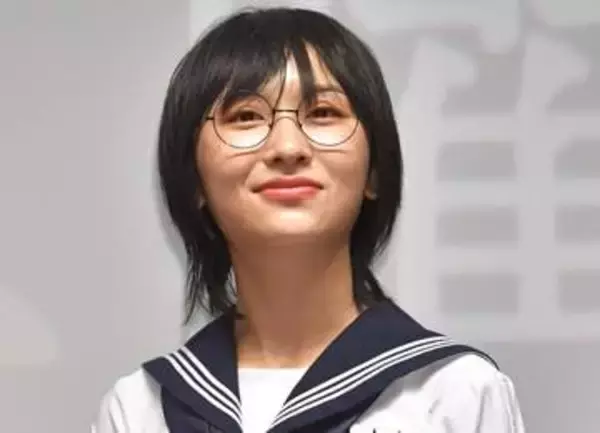 新しい学校のリーダーズ・SUZUKAが丸刈りに！？海外旅行ショットに騒然「進撃の巨人みたい」「カオスすぎ」