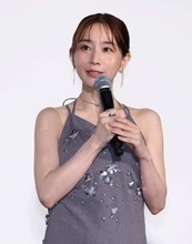 田中みな実　亀梨和也と結婚＆妊娠発表後初登場、10cm超ヒール＆背中も横も攻めたドレスで祝福に笑顔「ありがとうございます」おなかふっくら
