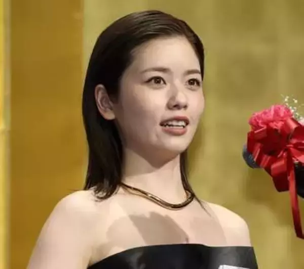 小芝風花　きめ細かっ！オフショルダーの黒ドレスで圧巻美　花魁役でもたらした深み評価