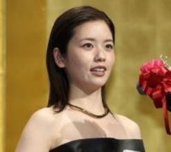 小芝風花　きめ細かっ！オフショルダーの黒ドレスで圧巻美　花魁役でもたらした深み評価