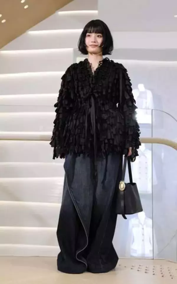 「大人の気品」23歳ブレーク女優　雰囲気ガラリの新ヘアスタイル　ロングバッサリにSNSビックリ「どんどん大人っぽく綺麗に」「めっちゃええ髪」
