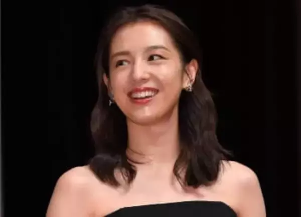 「目も眩むほど美しい♥」結婚→独立で改名の33歳女優「家族でハワイ」報告に「やべー可愛♥」海外からも反響