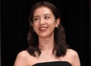 「目も眩むほど美しい♥」結婚→独立で改名の33歳女優「家族でハワイ」報告に「やべー可愛♥」海外からも反響