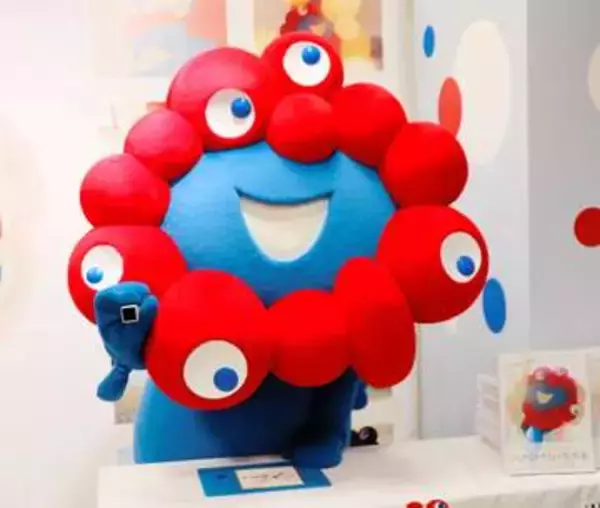 ミャクミャク初写真集「お渡し会」が騒然　涙流す女性、抽選外れたファンも集まり　カーテンで仕切る異例事態