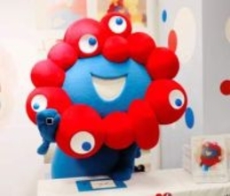 ミャクミャク初写真集「お渡し会」が騒然　涙流す女性、抽選外れたファンも集まり　カーテンで仕切る異例事態