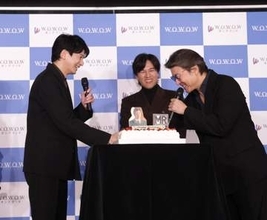 貫禄が凄すぎw　61歳になったロンバケ俳優が格好良すぎた　久々に会見に現る　いまこんな感じか　青サングラスに黒スーツ　シャツのボタン開け激シブ　豊原功補に驚き