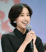 カンヌ映画祭に降臨　次期朝ドラヒロインの洗練ドレスはヴィトンだった　両親は有名俳優の31歳、品格漂うレッドカーペット