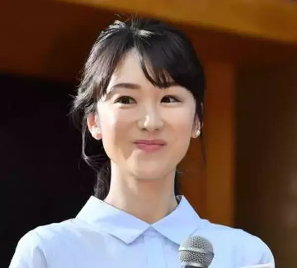 「女子大生でしょ」「可愛いにも程がある♥」息子は高1のテレ朝アナ　前髪切って「リフレッシュ」　スイス暮らし5年、青学大卒の堂真理子アナ