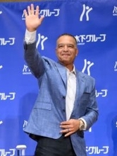 ロバーツ監督　講演会で司会の女子アナが「かりゆしお似合い、デーブ！」と親しげ投稿　春キャンプではベッツに英語で声かけ