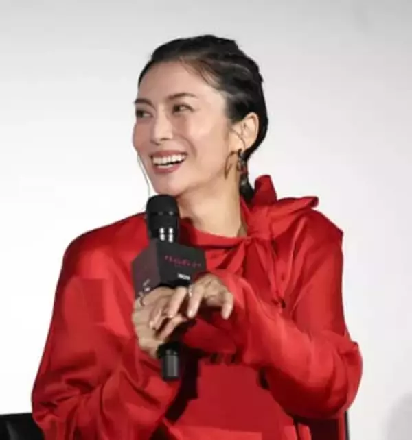 柴咲コウ　艶めく赤ドレスで登壇　川口春奈らと美しすぎる華やかドレス競演　鈴木保奈美「自宅ではかっぽう着」に驚く