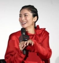 柴咲コウ　艶めく赤ドレスで登壇　川口春奈らと美しすぎる華やかドレス競演　鈴木保奈美「自宅ではかっぽう着」に驚く