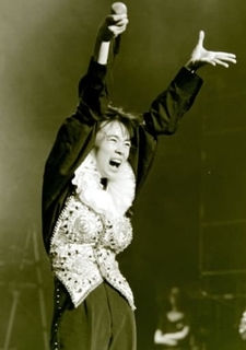 「変わってない」大ヒットから35年、ショート歌姫59歳の現在がミラクル可愛い♥仲良し歌手とライブ前に「作戦会議」