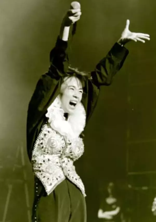 「変わってない」大ヒットから35年、ショート歌姫59歳の現在がミラクル可愛い♥仲良し歌手とライブ前に「作戦会議」