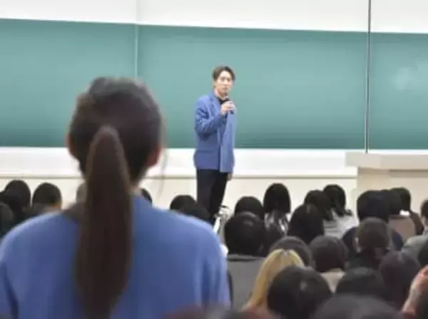 SUPER　EIGHT村上信五　近大で人生初講義は90分しゃべりっぱなし　学生から結婚祝福され笑顔