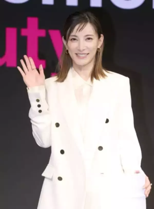 3児のママ・加藤あい　花に負けない華やかさ　43歳の誕生日も美貌マシマシ＆抜群のスタイル健在