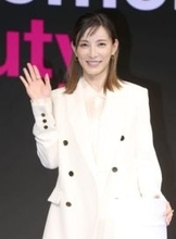 3児のママ・加藤あい　花に負けない華やかさ　43歳の誕生日も美貌マシマシ＆抜群のスタイル健在