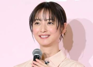 えっ？前髪で印象激変「どうなってんだ？」「どんどん綺麗可愛く」佐々木希　新作ヴィトン鞄で黒コーデ完成「可愛すぎて美しすぎて女神様♥」