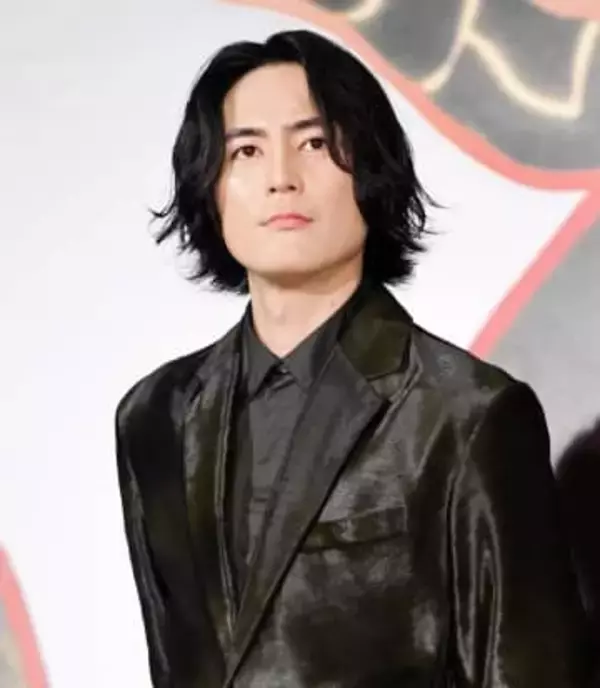 公式の小学生写真に…えっ？！【良いこと悪いこと】まさか人物たちに共通の違和感「似てる」「同じ気がする」つながってる？？