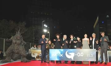 ゴジラが銀座をまたまた蹂躙！？神木隆之介ら豪華キャストが“銀座ジャック”　キングギドラ日本初お披露目もまさか山崎監督のかかとに！？