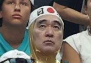 「後ろの女性の冷めた視線がジワるw」金ピカ全身タイツでW杯観戦の江頭2：50　海外TV局も「何でこんな格好？！」と直撃取材　全く噛み合わんww