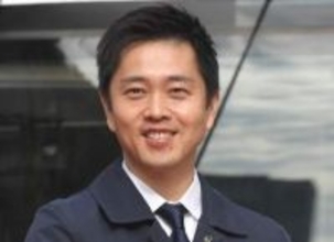 吉村洋文知事　迷子シカが自身提案の「シカやん」に決定　鹿せんべいあげたらバクバクと…「絶対奈良のシカやんw」