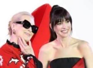 来日のメリル・ストリープ＆アン・ハサウェイ　豪華ドレスはさすがのハイブランドだった　個性際立つも色調合わせ統一感【プラダを着た悪魔2】