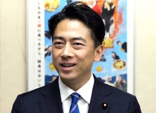 小泉進次郎防衛大臣、プレゼントはスカジャンだけじゃなかった…米国防長官へ織田信長の置物を贈った理由