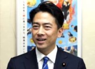 小泉進次郎防衛大臣、プレゼントはスカジャンだけじゃなかった…米国防長官へ織田信長の置物を贈った理由