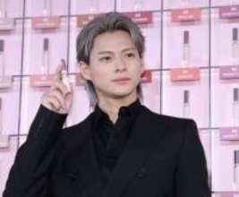平野紫耀、新生活を始める人へ「自分自身を愛するという言葉を信じて」黒スーツ姿でエール送る