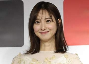 「たまらない」佐々木希「うさぎになりました」背中＆デコルテ輝く記念T姿でぴょん♡「別格やねん！」「可愛すぎて滅」