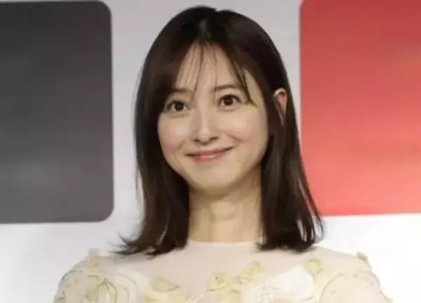「たまらない」佐々木希「うさぎになりました」背中＆デコルテ輝く記念T姿でぴょん♡「別格やねん！」「可愛すぎて滅」