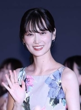 うそっ　山下美月　すげえドレスで現る　後ろ向いたらワンピの生地がない！　どうなってるの？　最強ルックスが凄い「最高」「可愛い」「バカンスっぽい」