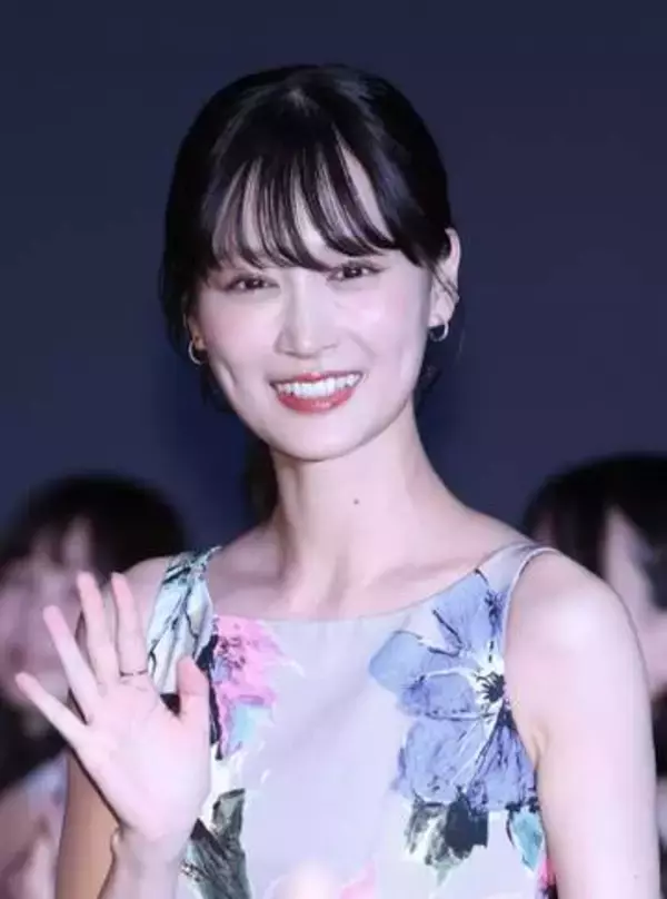 うそっ　山下美月　すげえドレスで現る　後ろ向いたらワンピの生地がない！　どうなってるの？　最強ルックスが凄い「最高」「可愛い」「バカンスっぽい」