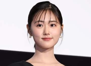 「顔小さすぎひん？」「シンプルだけど絵になりすぎ」原菜乃華　聖地巡礼姿に反響「ほんとうに楽しそう」