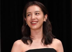 「道ですれ違ったら腰抜ける」反響の33歳女優　歩道で立つ姿に「ハッとするほど美しい」「なんて美しい横顔♥」23年結婚→24年独立＆改名