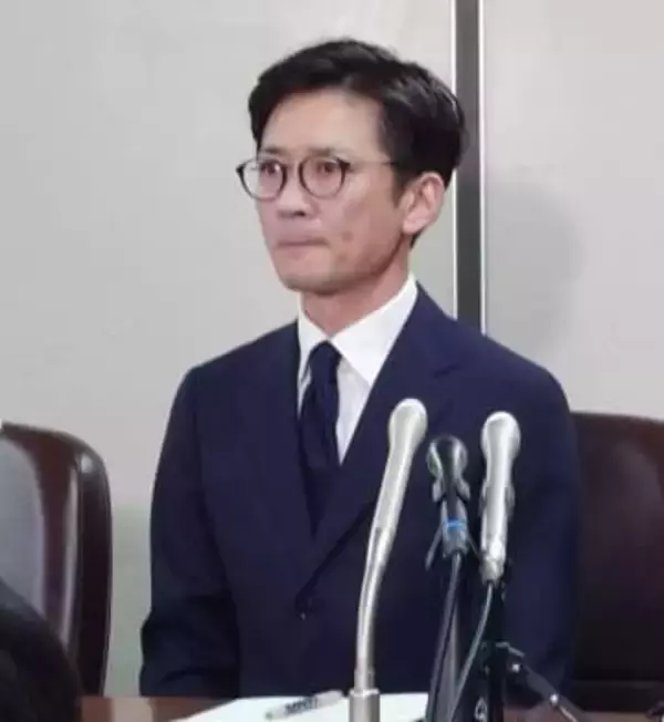 元TOKIO国分太一　顔立ちほっそりで印象ガラリ　スーツにメガネで会見