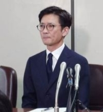 元TOKIO国分太一　顔立ちほっそりで印象ガラリ　スーツにメガネで会見