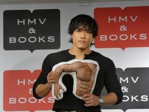 筋肉は「人生です」中務裕太　前代未聞の「筋肉クッション」披露も、メンバーから「なにこれ！？」