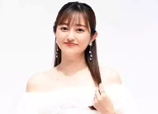 2児ママ菊地亜美　ルイ・ヴィトンのバッグに白ニット、セレブ感にじむ「仕事終わり」のデニム姿が爽やか