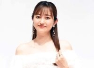 2児ママ菊地亜美　ルイ・ヴィトンのバッグに白ニット、セレブ感にじむ「仕事終わり」のデニム姿が爽やか