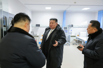 北朝鮮“９時間拘束”地獄の現地指導…金正恩氏は座って喫煙、老幹部は立ちっぱなし